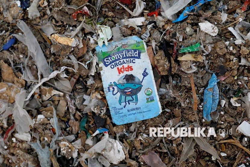 Sampah plastik kemasan makanan di antara tumpukan sampah impor yang diolah warga Desa Bangun, Mojokerto, Jawa TImur.