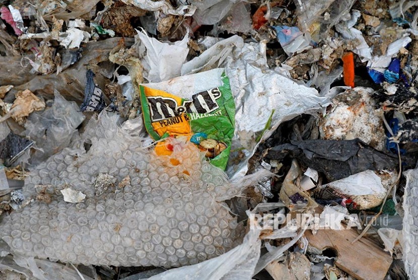 Sampah plastik kemasan makanan di antara tumpukan sampah impor 