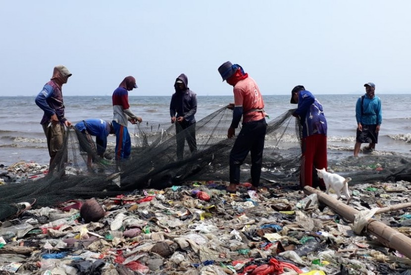 Sampah plastik menumpuk dan menebar di pesisir Teluk Lampung, Kamis (17/10).