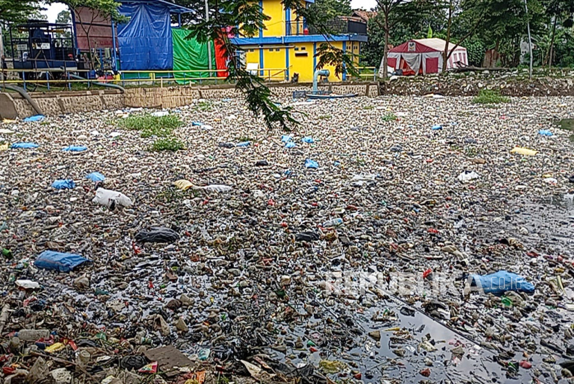 Sampah Plastik Menumpuk di Oxbow Sungai Citarum, Warga Keluhkan Bau Menyengat