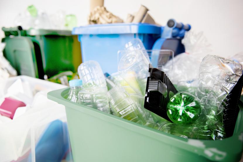 Pemulung menjadikan sampah plastik yang terbuang bernilai dan mendukung kegiatan ekonomi sirkular.