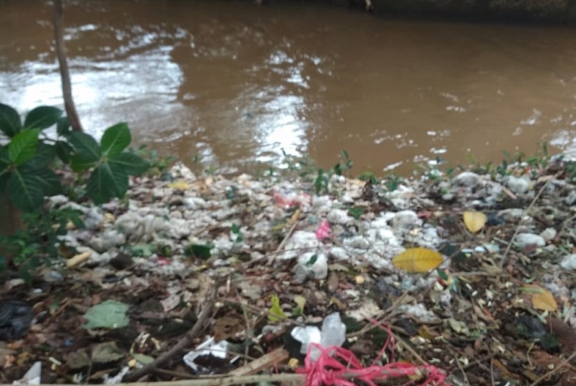 Sampah-sampah berserakan dan menumpuk di sepanjang Kali Ciracas,  Ciracas, Pasar Rebo, Jakarta Timur,  Kamis (9/5).