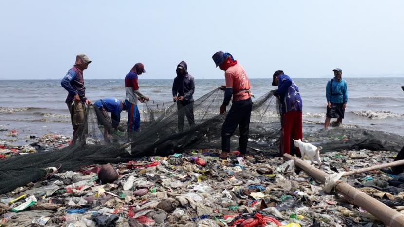 Sampah-sampah plastik rumah tangga ganggu nelayan pesisir Teluk Lampung, Selasa (26/10). 