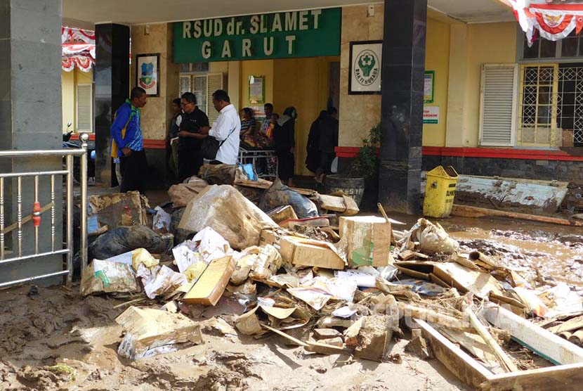 Sampah yang terbawa banjir menumpuk di pintu masuk RSU Dr Slamet Garut.