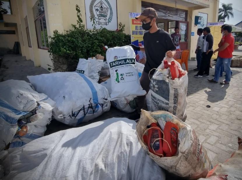 Program Bank Sampah membantu warga tak mampu di Toba Sumut 