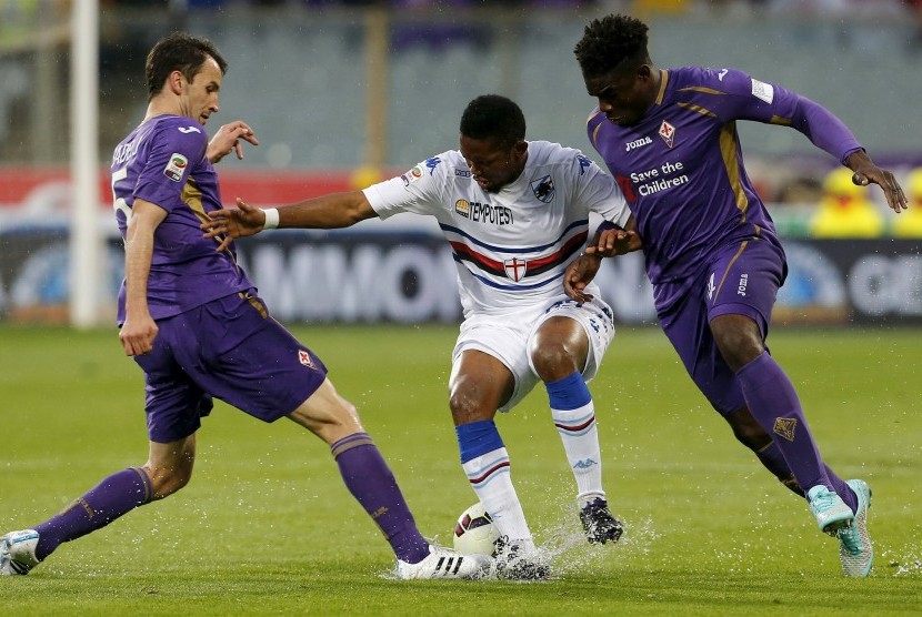 Sampdoria's Samuel Eto'o (C) challenges Fiorentina's Milan Badelj (L) and Micah Richards in their Serie A soccer match at the Artemio Franchi stadium in Florence April 4, 2015.