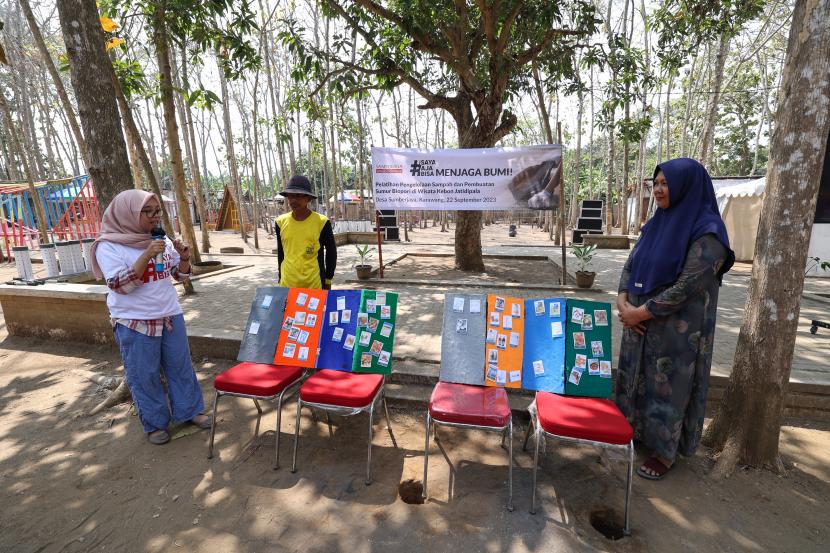 Sampoerna bekerja sama dengan Waste4Change, organisasi yang peduli pada pengelolaan sampah bertanggung jawab, menggelar pelatihan pengolahan sampah di Wisata Kebon Jatidipala, Dusun Kalen Kalong, Desa Sumberjaya, Kabupaten Karawang, Jawa Barat, Jumat (22/9/2023).