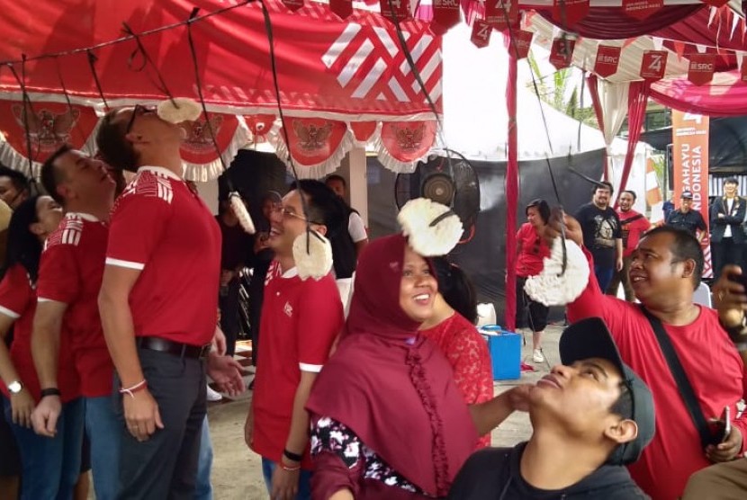 Sampoerna Retail Community (SRC) mencatatkan rekor dunia dengan kegiatan lomba makan kerupuk di lokasi terbanyak. Sebanyak 27.148 toko kelontong jaringan SRC di 34 provinsi di Indonesia secara serentak menggelar lomba makan kerupuk, Sabtu (17/8). 