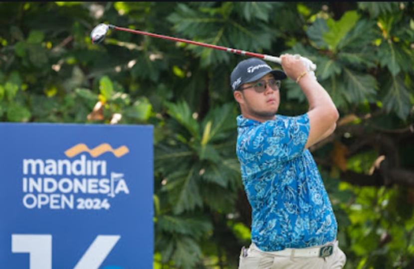 Sampson Zheng menggeser pegolf Australia Aaron Wilkin dari puncak klasemen sementara Mandiri Indonesia Open 2024. Pegolf asal China itu mencetak 63 pukulan atau 8 di bawah par pada pertandingan hari kedua di Damai Indah Golf – PIK Course, Jakarta, Jumat (30/8/2024).