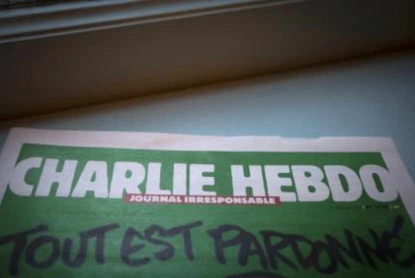 Sampul terbitan terbaru Charlie Hebdo setelah penyerangan yang mematikan belasan orang di kantor media tersebut di Paris, Prancis.