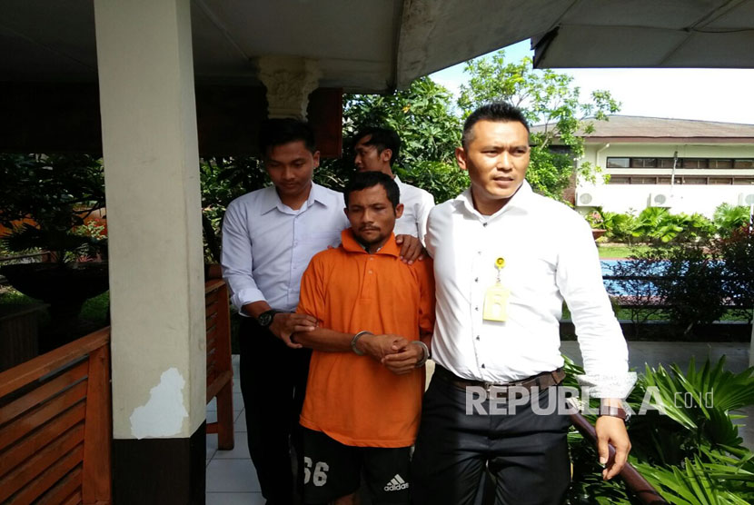 Samsul Anwar Harahap (35), tersangka sodomi terhadap 42 anak di sejumlah daerah digiring polisi. Dia akhirnya diringkus personel Polres Tapanuli Selatan di Medan, Sabtu (18/3).