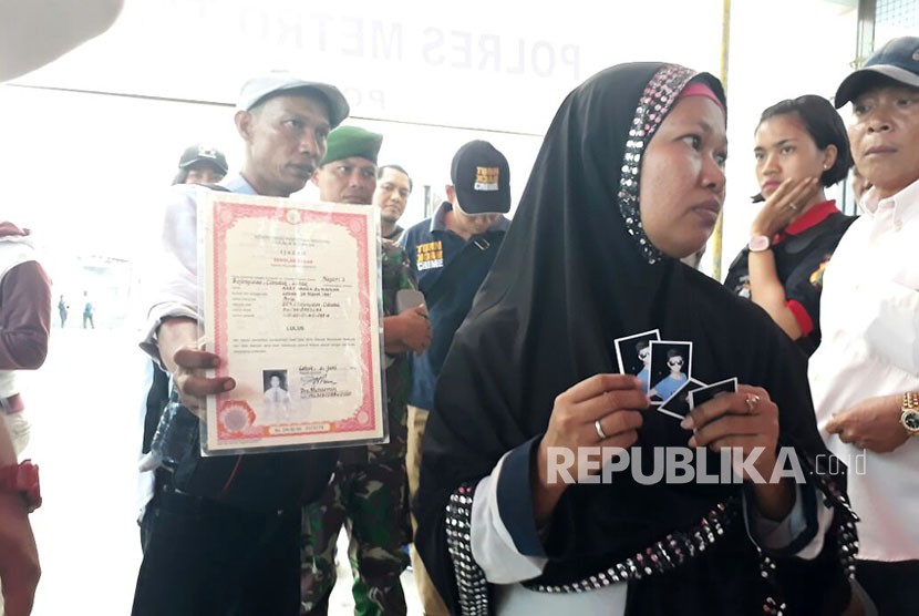 Samsul Muin dan Sri Haryati datangi posko kebakaran pabrik kembang api, Desa Belimbing, Kosambi, Kabupaten Tangerang, untuk mencari anaknya yang menjadi korban kebakaran pabrik kembang api, Jumat (27/10). 