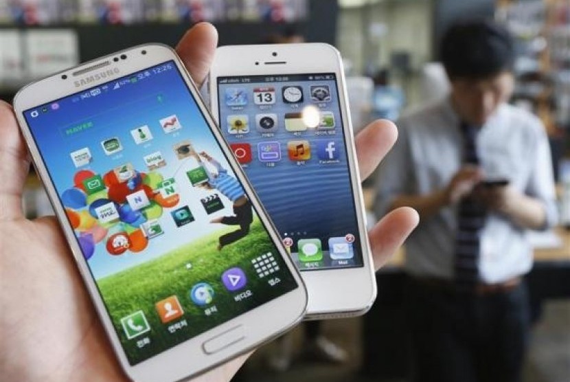 Samsung Electronics' Galaxy S4 (left) and Apple's iPhone 5 are seen in this file picture illustration taken in Seoul on May 13, 2013