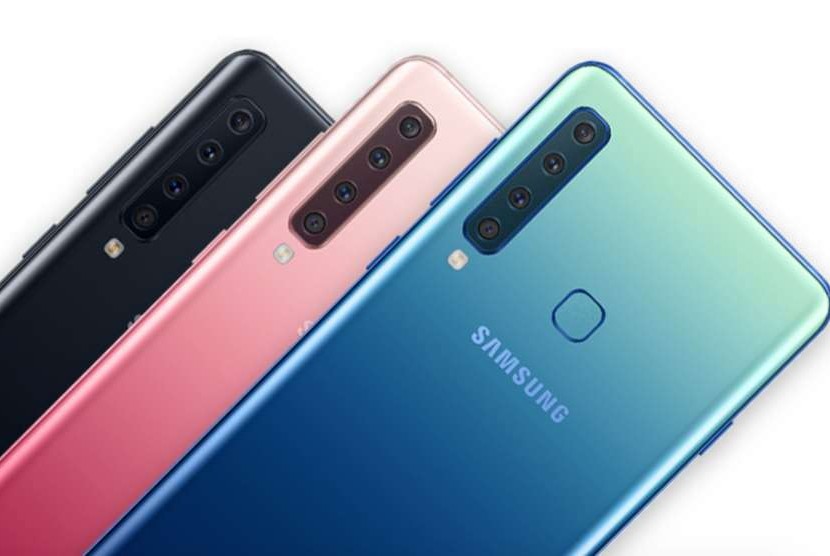 Samsung Galaxy A9, pertama dengan empat kamera di bagian belakang.