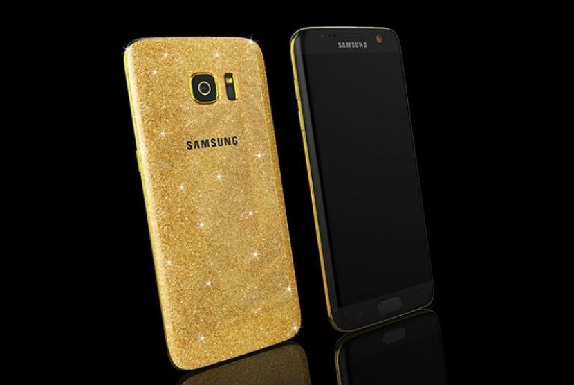 Samsung Galaxy S7 berbalut emas.