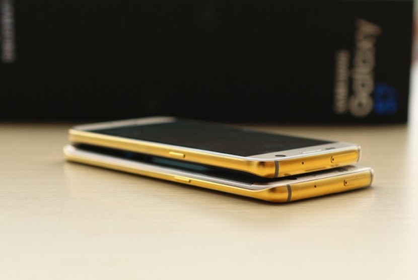 Samsung Galaxy S7 berlapis emas.