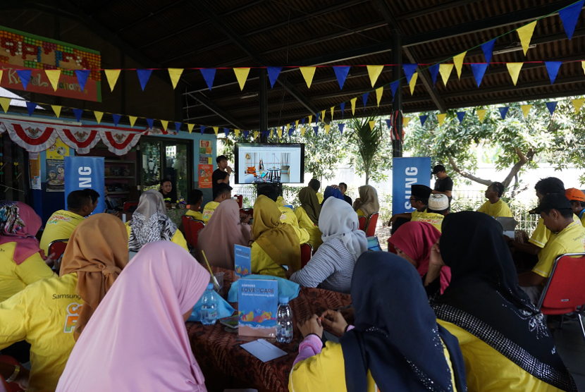 Samsung Global Volunteering Month di Kamal Muara, Sabtu (12/10).