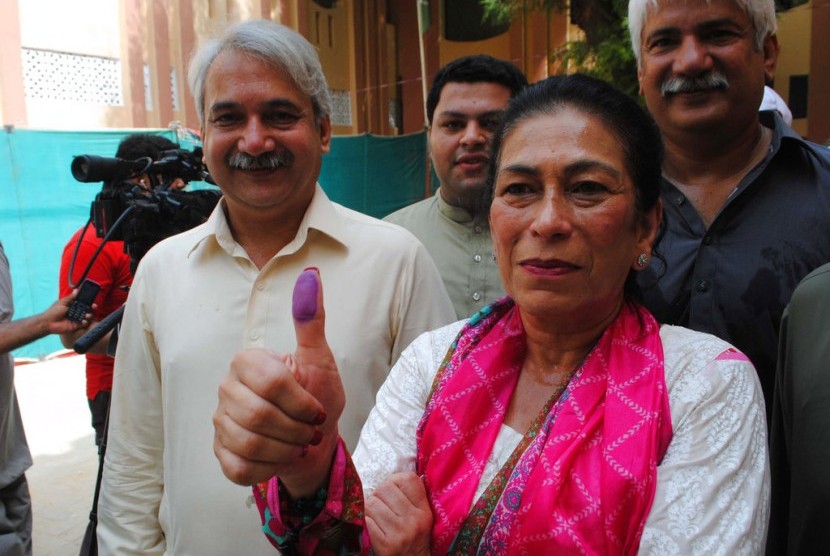 Sanam Bhutto, adik perdana menteri Pakistan yang dibunuh, Benazir Bhutto, memberikan suaranya dalam pemilu di Naudero, Pakistan, Rabu (25/7).