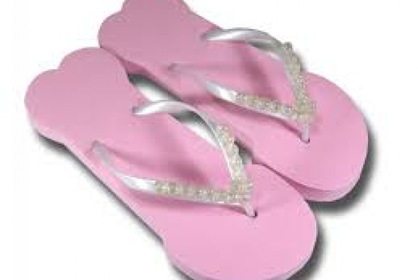 Sandal berbentuk kelamin pria yang dimiliki Miley Cyrus.