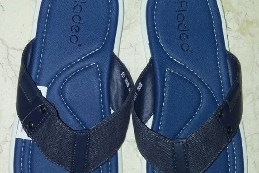 Sandal biru Jokowi.