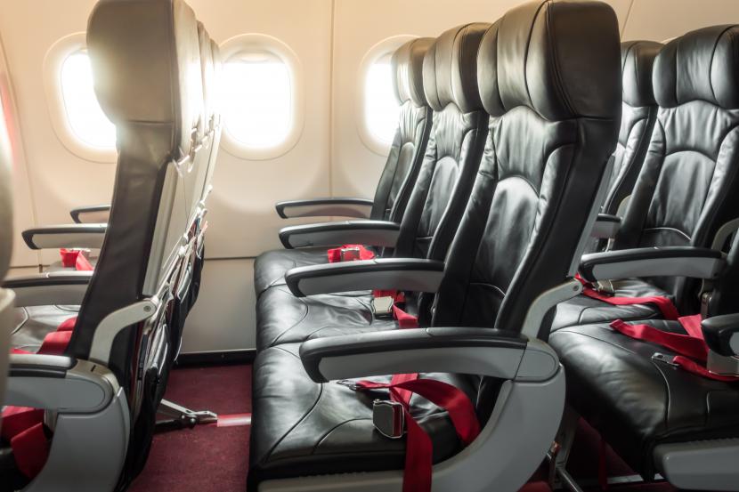 Penumpang duduk di kursi pesawat (ilustrasi). Ada posisi kursi di pesawat yang secara statistik bisa memberikan peluang keselamatan lebih tinggi.