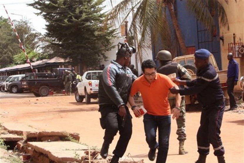 Sandera yang dibebaskan pasukan Mali dari penyanderaan Hotel Radisson Blu di Bamako.