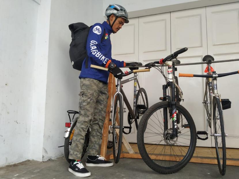 Sandi Hendrayana (39 tahun) menyiapkan sepedanya untuk mengtarkan pesanan, di Kota Tasikmalaya, Jumat (6/11). Sandi merupakan pendiri Orangbike Messenger Service, jasa kurir di Kota Tasikmalaya yang pengantarannya mengunakan sepeda.