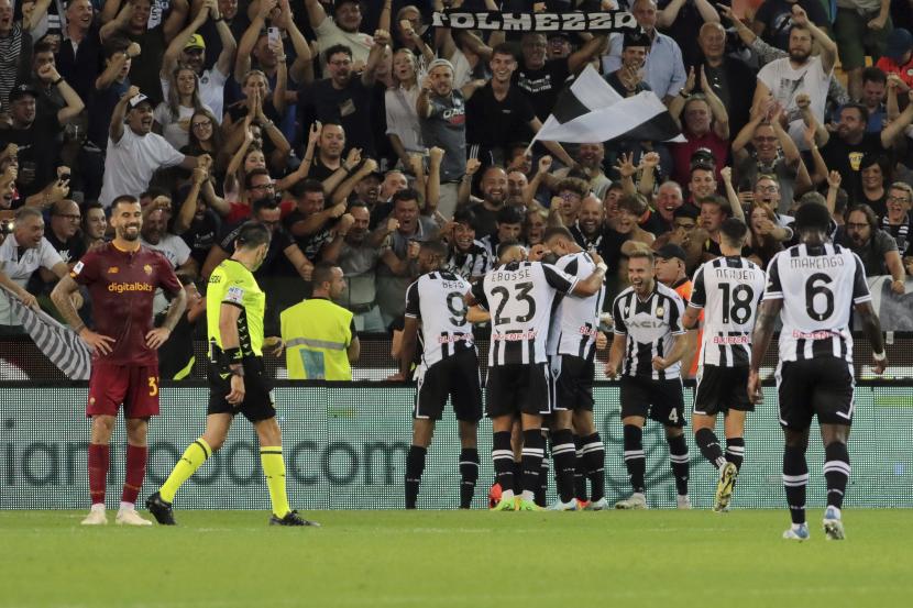  Sandi Lovric dari Udinese mencetak gol keempat tim selama pertandingan sepak bola Serie A Italia antara Udinese dan AS Roma, di Stadion Friuli di Udine, Italia, Senin (5/9/2022) dini hari WIB. Roma kalah 0-4 di laga itu.