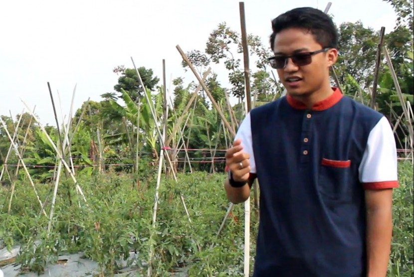 Sandi Octa Susila. Pemuda kelahiran Cianjur ini menetapkan jalur profesi dan bisnisnya di dunia pertanian. 