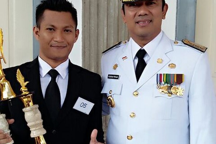 Sandi  Sapai Samsuri, pegawai Tata Usaha (TU) dari SMP Al Azhar 23 Semarang (kiri).