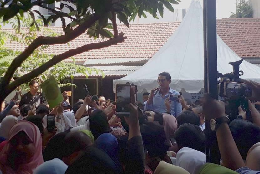 Sandiaga Salahuddin Uno menyapa emak-emak dan generasi milenial pada acara 'Ngopi Bareng Sandi' di Kafe Satu Atap, Jalan Pacar Nomor 2, Surabaya, Kamis (27/9).