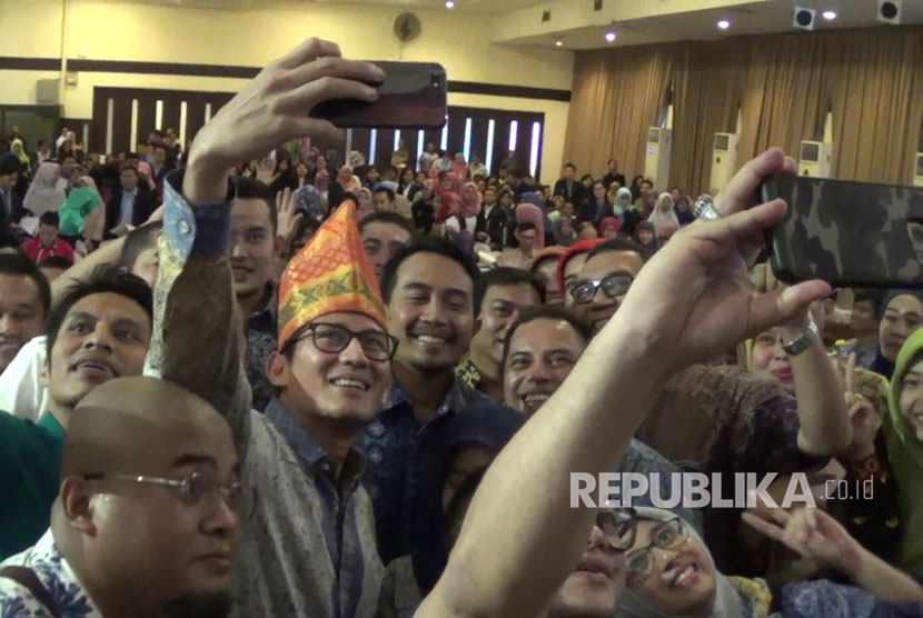 Sandiaga Uno berselfie dengan mahasiswa dan pengunjung yang hadir dalam seminar wirausaha di Medan, Kamis (18/5).