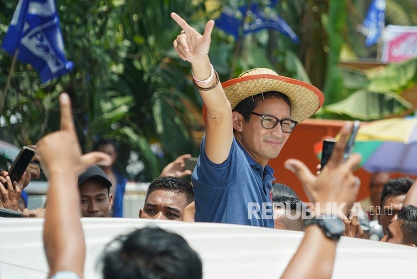 Sandiaga Uno Bertemu Petani kelapa Sawit. Calon Wakil Presiden Nomor Urut 02 Sandiaga Uno Sandiaga Salahuddin  Uno  saat bertemu dengan petani kelapa sawit di Ram Sawit Harahap, Jalan  Lintas Sumatra, Sebangar, Mandau, Kabupaten Bengkalis, Selasa (5/3/2019).