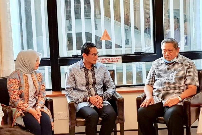 Vice presidential candidate number 02 Sandiaga Salahuddin Uno (center) accompanied with his wife Nur Asia Uno received by Indonesian sixth President Susilo Bambang Yudhoyono (right) when visiting former first lady Ani Yudhoyono at National University Hospital, Singapore, on Friday (Feb 22).