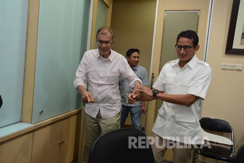 Sandiaga Uno memapah  wartawan senior  Republika 'Abah' Alwi Shihab  di ruang rapat di kantor Redaksi Republika, Kamis (5/9). 