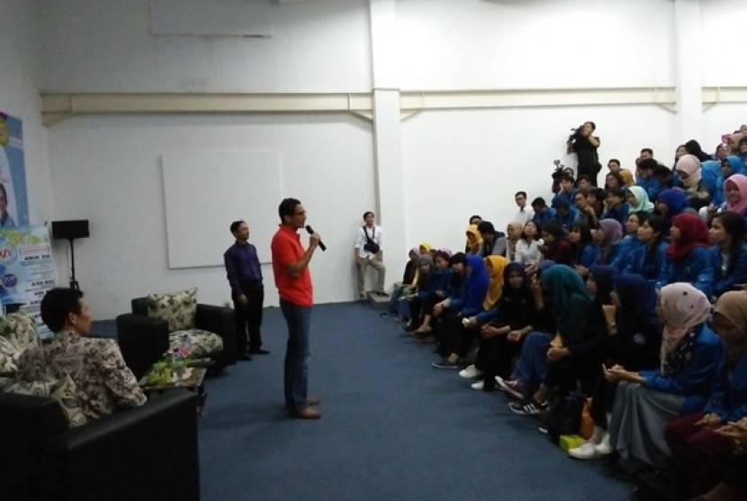 Sandiaga Uno memberikan kuliah umum kewirausahaan kepada mahasiswa AMIK BSI Kampus Cengkareng.   