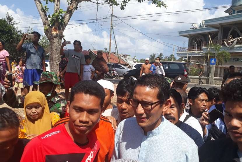 Sandiaga Uno menyambangi posko pengungsian di Dusun Wadon, Desa Kekait, Kecamatan Gunungsari, Kabupaten Lombok Barat, NTB, Rabu (15/8).