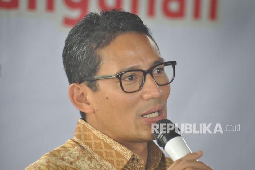 Sandiaga Uno saat bersafari di Kota Semarang, Ahad (15/4). Pada safari ini, ia juga menyapa warga Kota Salatiga bersama cagub Sudirman Said. 