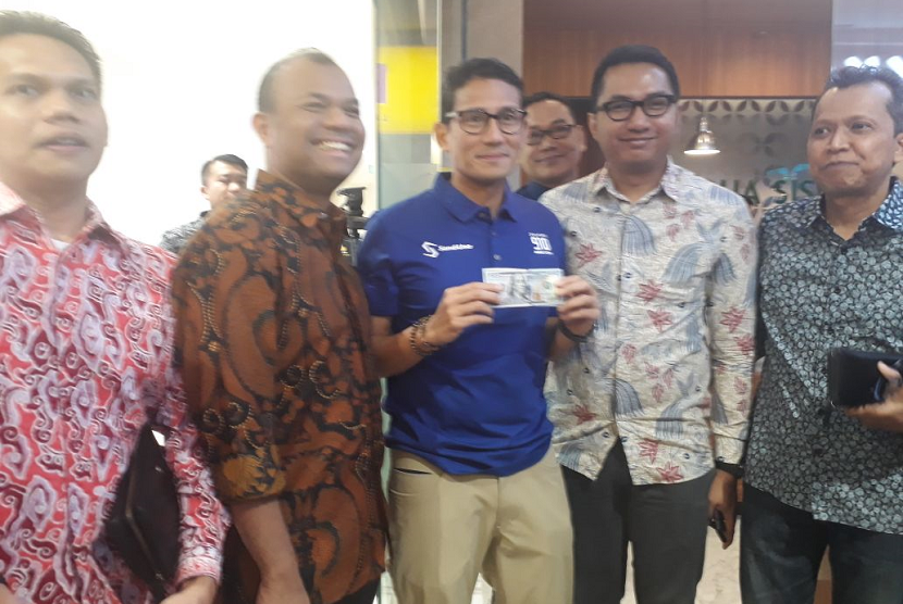 Sandiaga Uno secara simbolis menukarkan dollar 