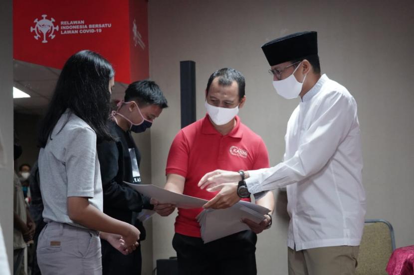 Sandiaga Uno selaku Tokoh inspirator entrepreneur Nasional memberikan beasiswa Ke Pelajar dan Mahasiswa Berjiwa wirausaha terdampak COVID-19 Pada Program KAHMIPreneur Di Jakarta.