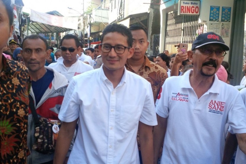 Sandiaga Uno (tengah)