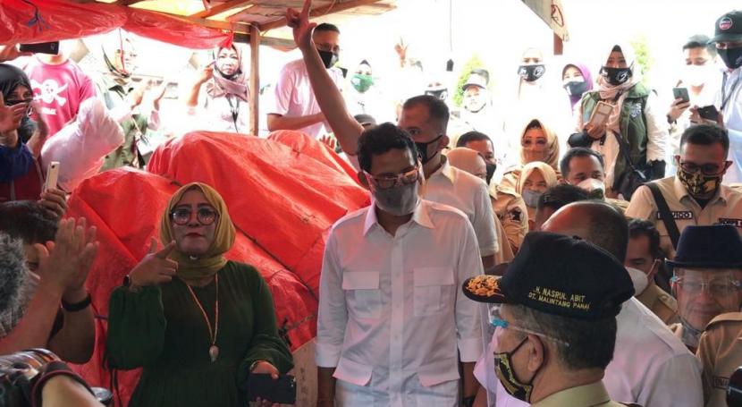 Sandiaga Uno turun mengkampanyelam Cakada dari Partai Gerindra di Pasar Atas Bukittinggi, Kamis (12/11)