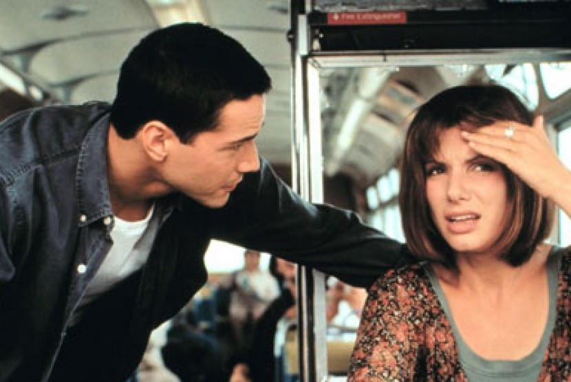 Keanu Reeves (kiri) dan Sandra Bullock (kanan) saat bermain film Speed. Reeves dan Bullock berjanji akan bermain film bersama lagi sebelum meninggal dunia.