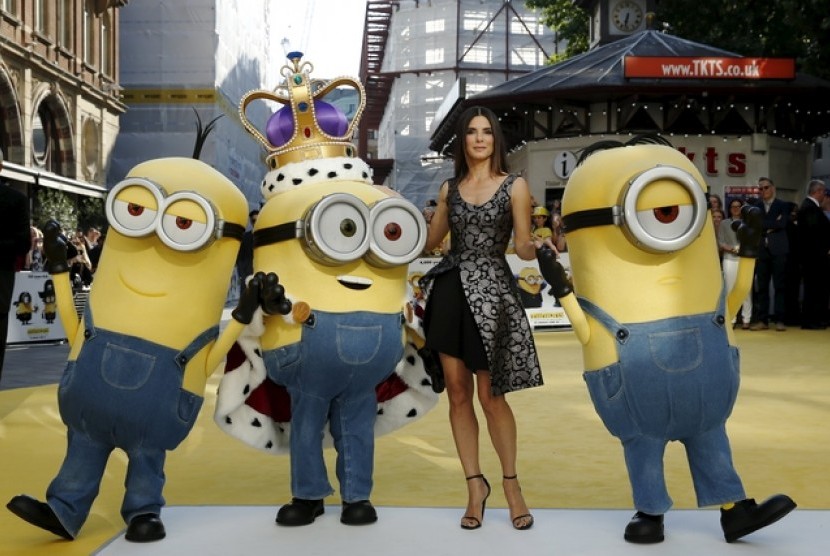 Sandra Bullock diapit para karakter Minions dalam peluncurannya di Leicester Square, London, (12/6).