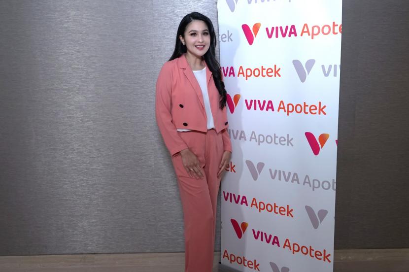 Sandra Dewi didaulat menjadi duta Viva Apotek.