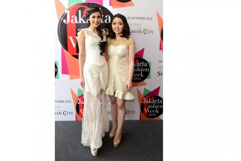 Sandra Dewi (kiri) dan desainer muda Dominique Nadine (kanan) usai tampil di ajang Jakarta Fashion Week 2015