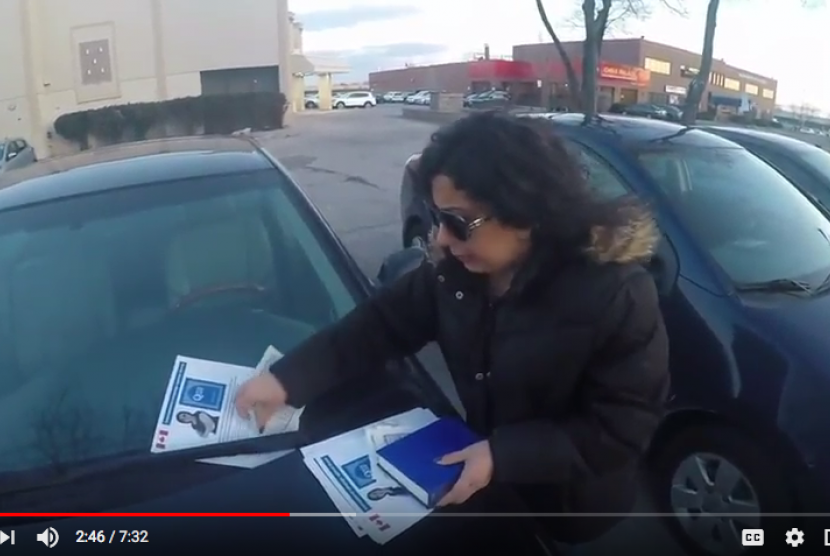 Sandra Solomon dari Kanada merobek halaman Alquran dan menyelipkannya di wiper mobil.