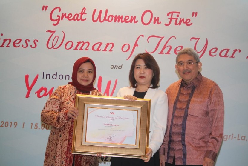 Sandra Sunanto menerima penghargaan Indonesia Business Women of The Year.