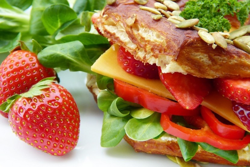 Sandwich isian sayur bisa menambah asupan serat sehari-hari.