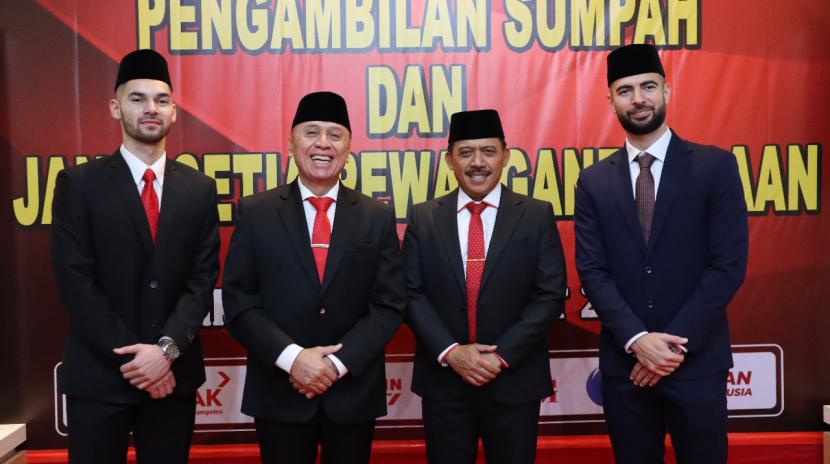 Sandy Walsh (kiri), Ketua Umum PSSI Mochamad Iriawan (kedua kiri), Kepala Kanwil Kemenkumham DKI Jakarta Ibnu Chuldun (kedua kanan) dan Jordi Amat berfoto bersama.